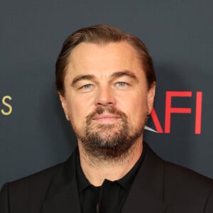 Leonardo DiCaprio 'tem uma paixão quase infantil por eles. Daí essa horda de 100 raias-águias passou bem debaixo da gente e eu vi o olhar no rosto dele', conta Norton