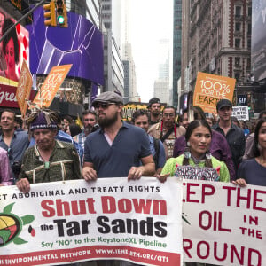 Leonardo DiCaprio e Edward Norton durante protesto contra mudanças climáticas em 2014