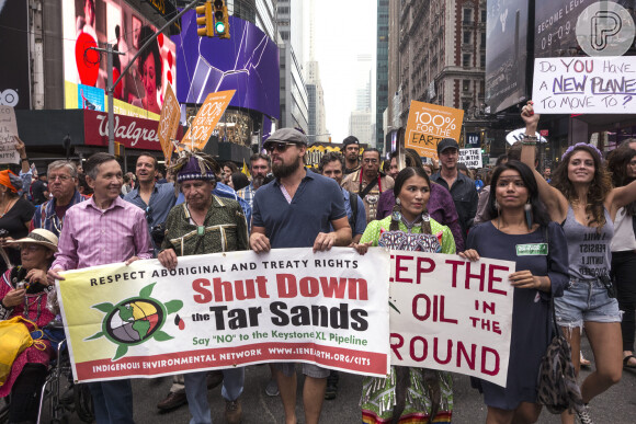 Leonardo DiCaprio e Edward Norton durante protesto contra mudanças climáticas em 2014