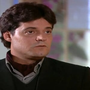 Em 'Alma Gêmea', nesta quinta-feira (05), Julian fala para Agnes que existe a possibilidade de Hélio ser a reencarnação de seu filho.