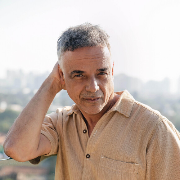 Nahum (Ângelo Antônio) - Ex-namorado de Mércia (Adriana Esteves), ele assumiu a paternidade de Mavi (Chay Suede) quando a mãe abandonou a criança. Trabalhador, ordeiro, amoroso com o filho, sabe de todos os segredos da ex e do patrão dela.