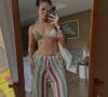 Mel Maia atualizou seus stories nesta sexta-feira (06) com uma combinação de biquíni e calça de crochê