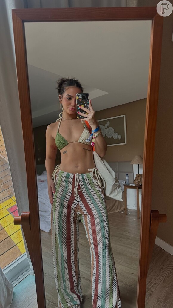 Mel Maia atualizou seus stories nesta sexta-feira (06) com uma combinação de biquíni e calça de crochê