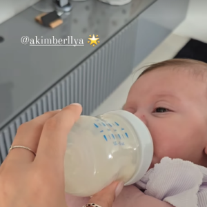 Maisa também mostrou um momento fofíssimo com Helena enquanto a bebê aparecia tomando mamadeira