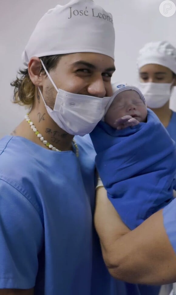 Zé Felipe posou ao lado do filho