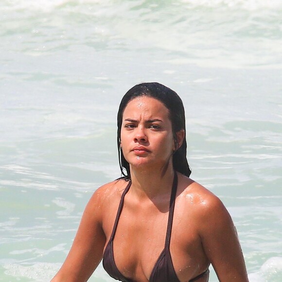 Bella Campos foi fotografada aproveitando a praia de São Conrado, no Rio de Janeiro, nesta terça-feira (10)