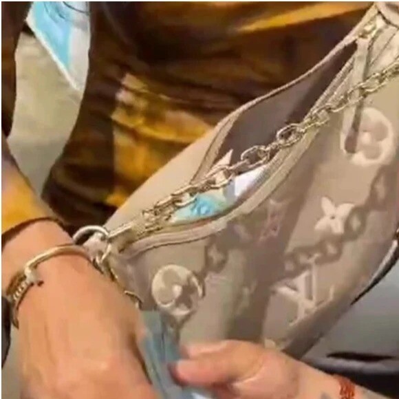 Dayanne Bezerra aparece em um vídeo dando várias notas de R$ 100 para uma mulher que estava na porta da penitenciária. Ela alega que estava há dias de plantão e com fome 