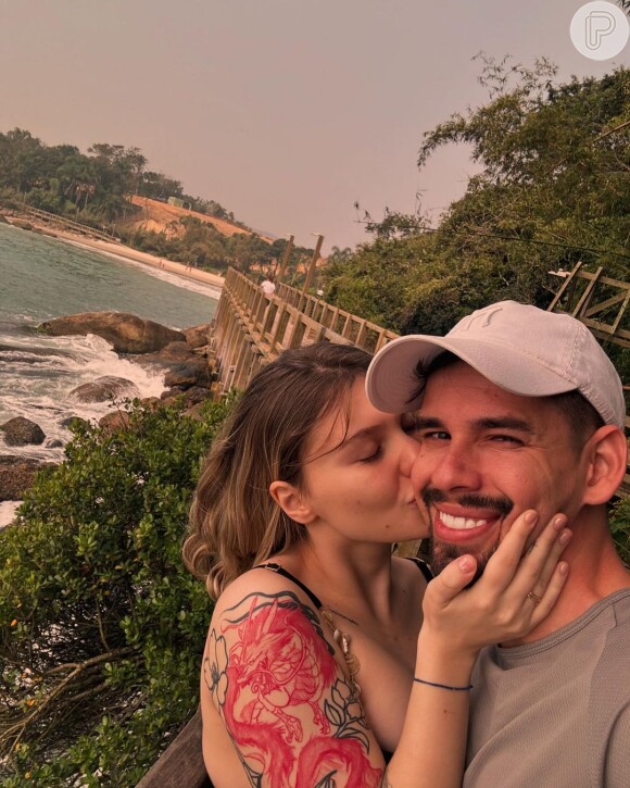 Depois das polêmicas, Isabel Veloso resolveu viajar ao lado do marido para o litoral de SC