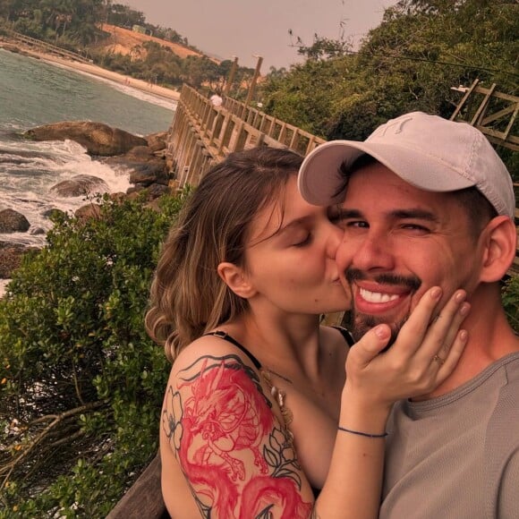 Depois das polêmicas, Isabel Veloso resolveu viajar ao lado do marido para o litoral de SC