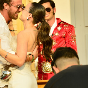 Larissa Manoela e André Luiz Frambach celebraram o amor e o casamento de frente para um sósia do Elvis Presley, na capela icônica do Rock in Rio