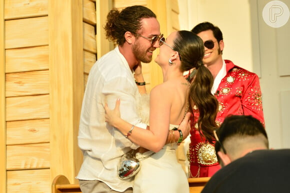 Larissa Manoela e André Luiz Frambach celebraram o amor e o casamento de frente para um sósia do Elvis Presley, na capela icônica do Rock in Rio