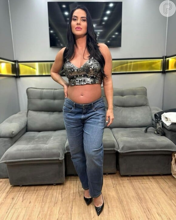 Graciele Lacerda publicou novas fotos mostrando sua barriga já crescendo bastante