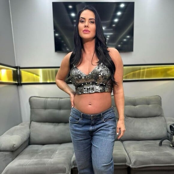 Graciele Lacerda publicou novas fotos mostrando sua barriga já crescendo bastante