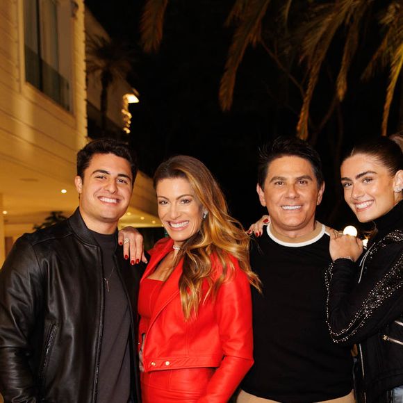 Cesar Filho em foto com a mulher, Elaine Mickely, a filha, Luma, e o filho, Luigi