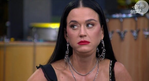 Katy Perry disse conseguir imitar um sapo, contraindo a região do seu pescoço e tirando boas risadas dos outros participantes