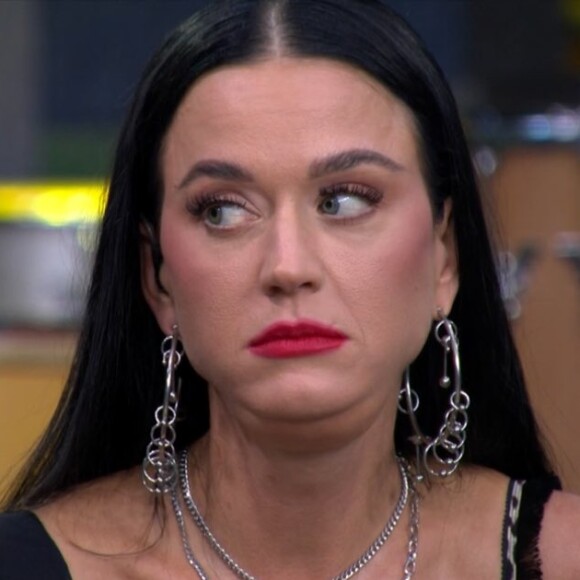 Katy Perry disse conseguir imitar um sapo, contraindo a região do seu pescoço e tirando boas risadas dos outros participantes