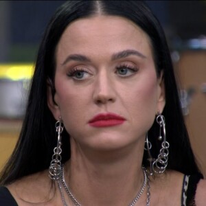 Katy Perry, então, resolveu mostrar uma habilidade inusitada com seu pescoço