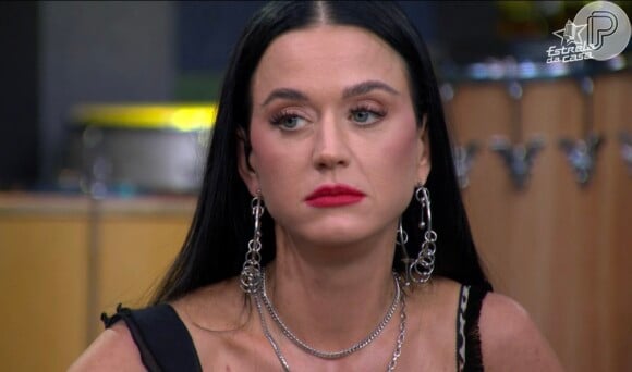 Katy Perry, então, resolveu mostrar uma habilidade inusitada com seu pescoço