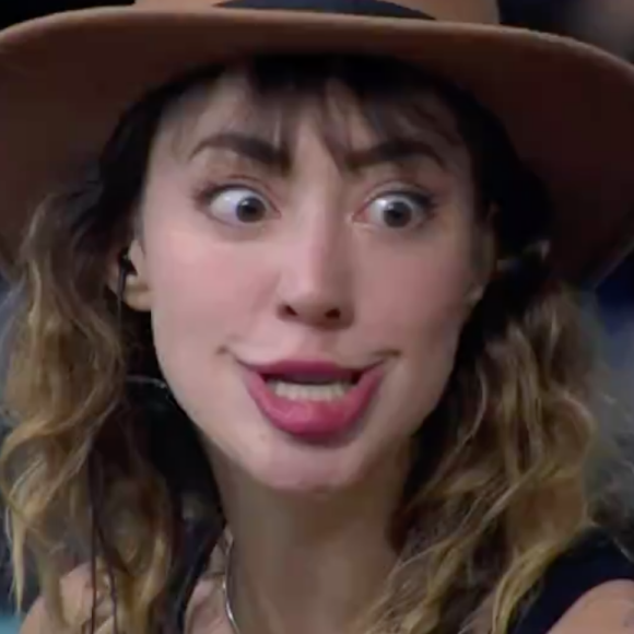 Katy Perry foi surpreendida pela participante Nicole Louise, que fez caras e bocas para ela imitando as câmeras do reality