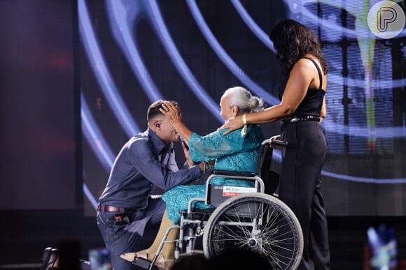 Felipe Araújo cantou para a avó dona Maria, 95 anos, na gravação do seu novo DVD