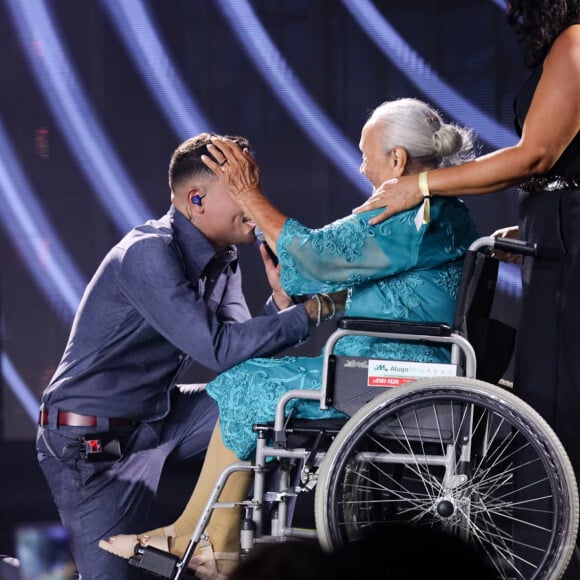 Felipe Araújo cantou para a avó dona Maria, 95 anos, na gravação do seu novo DVD