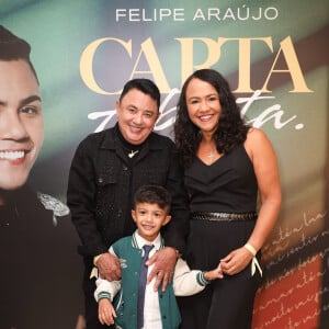 Filho de Felipe Araújo, Miguel, de 5 anos, em foto com os avós paternos, João e Neusania