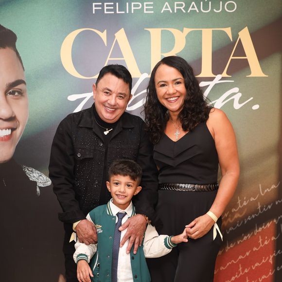 Filho de Felipe Araújo, Miguel, de 5 anos, em foto com os avós paternos, João e Neusania