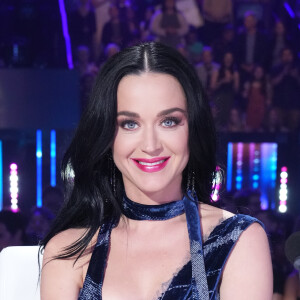 Dieta de Katy Perry inclui um copo de água, vinagre de maçã, suco de aipo e água com limão em jejum