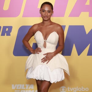 A atriz Jéssica Ellen, para o lançamento da novela 'Volta por Cima', apostou num vestido off white sem alças e saia no estilo balonê.