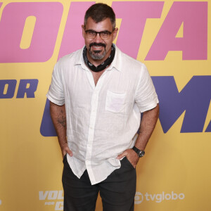 O ator Juliano Cazarré, na festa de lançamento de 'Volta por Cima', da Globo, usou uma blusa em tom mais claro, com calça escura e sapatênis xadrez.