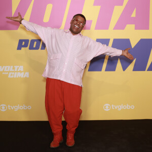 Ayrton Graça também marcou presença na festa de lançamento de 'Volta por Cima', da Globo, usando calça e sapatos vermelhos, além de camisa rosa.