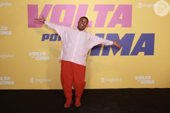 Ayrton Graça também marcou presença na festa de lançamento de 'Volta por Cima', da Globo, usando calça e sapatos vermelhos, além de camisa rosa.