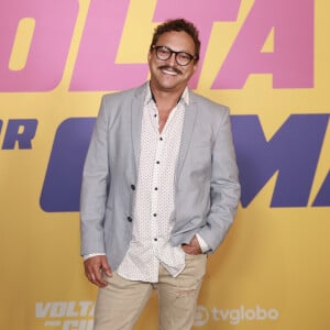 O ator Fábio Lago, para o lançamento de 'Volta por Cima', foi de blazer, camisa social branca, e calça.