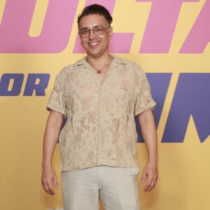 O ator Rodrigo Fagundes, para o lançamento de 'Volta por Cima', usou camisa e calça no estilo mais básico, e ao mesmo tempo, elegante e despojado.