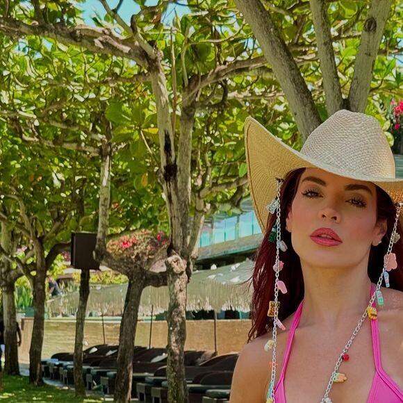 Além da barriga trincada de Gkay, o que roubou a cena nas fotos foi a axila da influenciadora