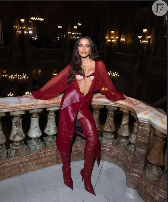 Anitta chega com suposto novo namorado em desfile da Balmain, em Paris