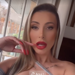 Ao som de 'Baba', da Kelly Key, Andressa Urach valorizou seus seios com 1 litro de silicone e o corpo definido