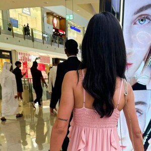 Filha de Neymar Mavie combinou look com a mãe, Bruna Biancardi, em ida ao shopping