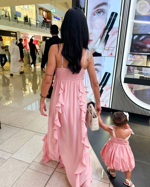 Filha de Neymar Mavie combinou look com a mãe, Bruna Biancardi, em ida ao shopping