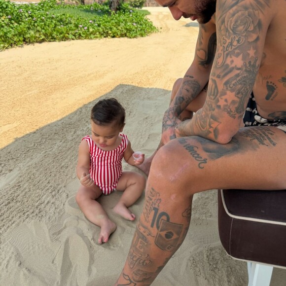 Neymar, e a filha com Bruna Biancardi, Mavie, se divertiram em dia na praia de Dubai