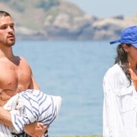 Bruna Marquezine e João Guilherme curtem praia no Rio e corpo definido da atriz em biquíni vermelho rouba a cena. Fotos!