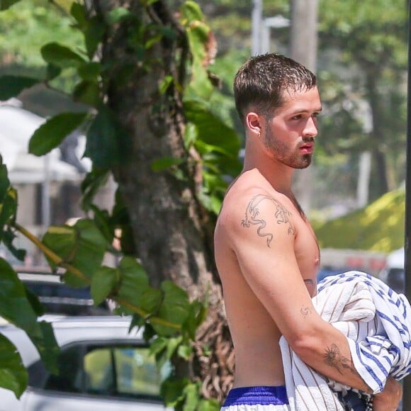 Já João Guilherme elegeu apenas um short swin estampado nas cores azul e branco