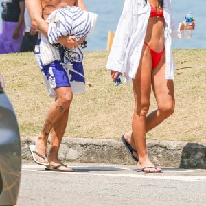 Nesta terça-feira (01), Bruna Marquezine e João Guilherme foram fotografados deixando a praia de São Conrado, no Rio de Janeiro