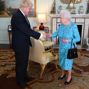 Boris Johnson se encontrou com Rainha Elizabeth II apenas dois dias antes de seu falecimento e afirma que ela trazia hematomas no corpo