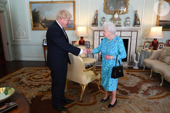 Boris Johnson se encontrou com Rainha Elizabeth II apenas dois dias antes de seu falecimento e afirma que ela trazia hematomas no corpo