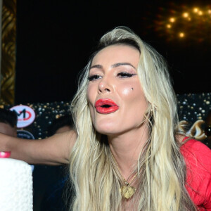 Andressa Urach deu uma festa nesta quarta-feira (02) para iniciar as comemorações do aniversário de 37 anos