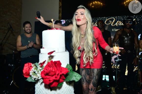 Andressa Urach deu uma festa nesta quarta-feira (02) para iniciar as comemorações do aniversário de 37 anos