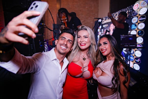 Andressa Urach recebeu diversos produtores de conteúdo adulto em sua festa