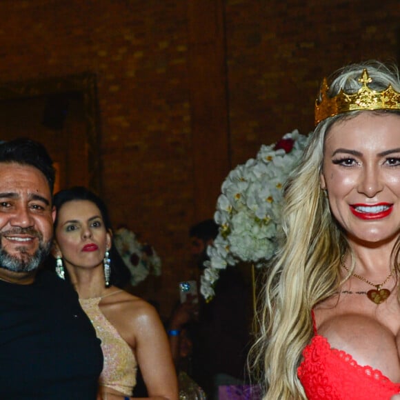 Andressa Urach divulgou sua Playboy internacional em festa de aniversário