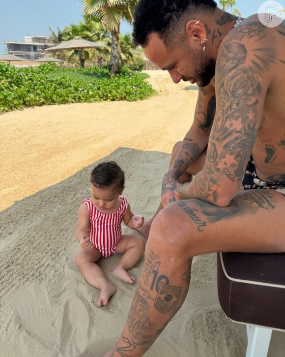 Neymar, e a filha com Bruna Biancardi, Mavie, se divertiram em dia na praia de Dubai